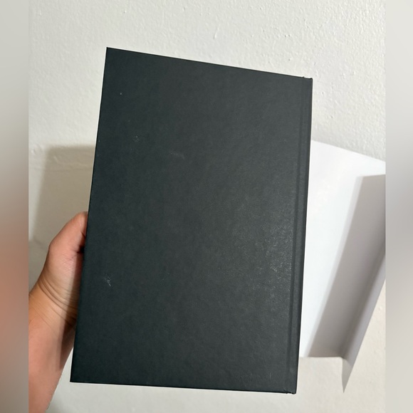 Fourth Wing Limited Holiday Special Edition
Book Red Cover/ New - Picture 9 of 10